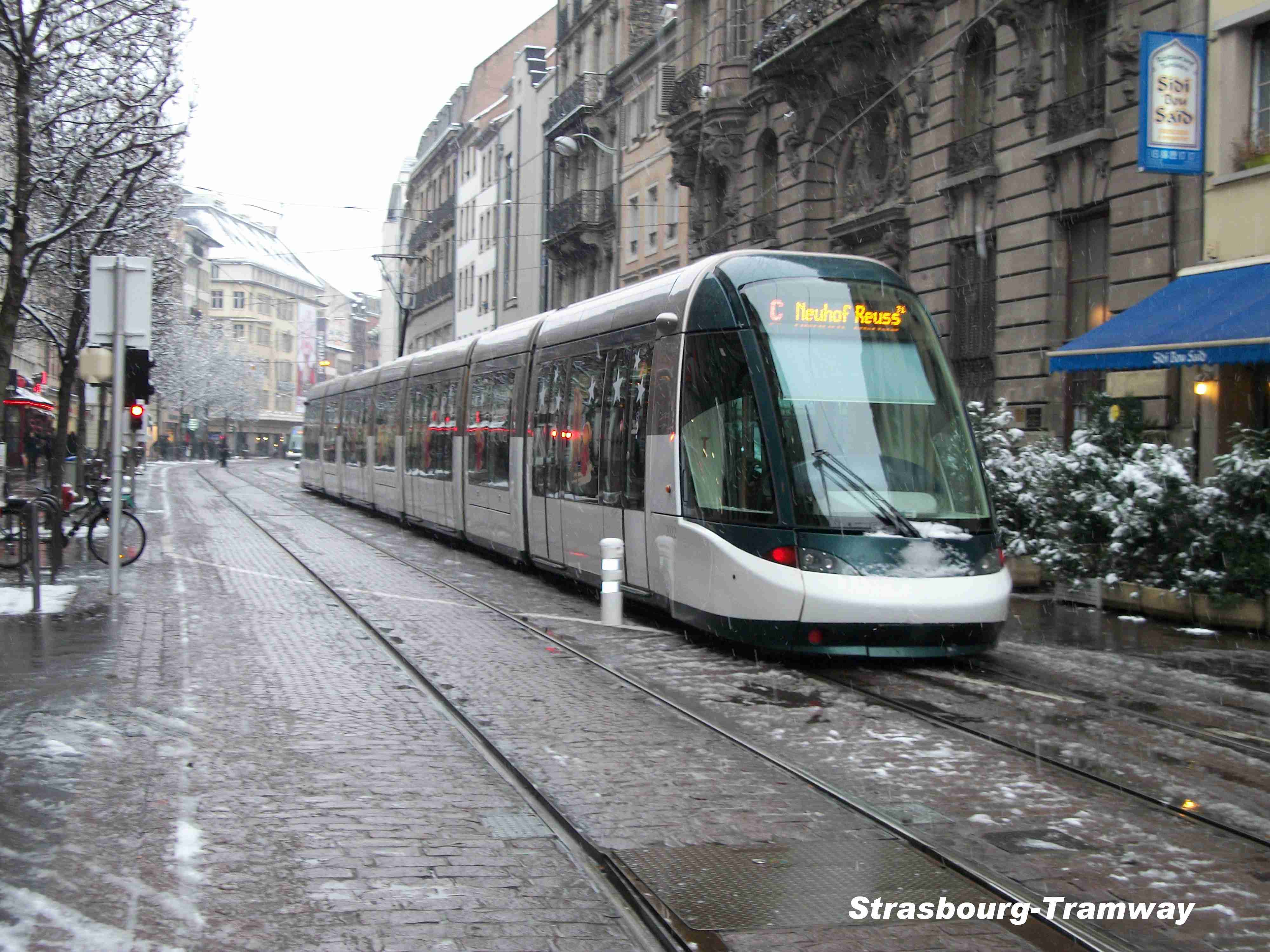 Le Citadis n° 2022 se dirige vers la station Homme de Fer.